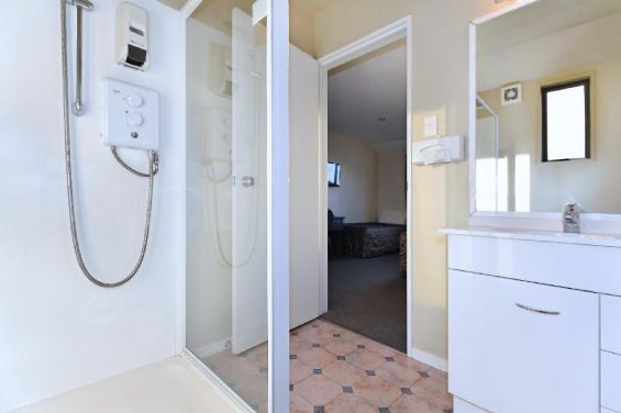 Studio Unit bathroom